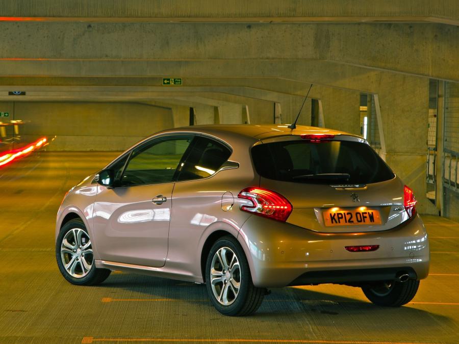  Peugeot 208 3-Door 2012 года  (UK) (фото 13 из 13)
